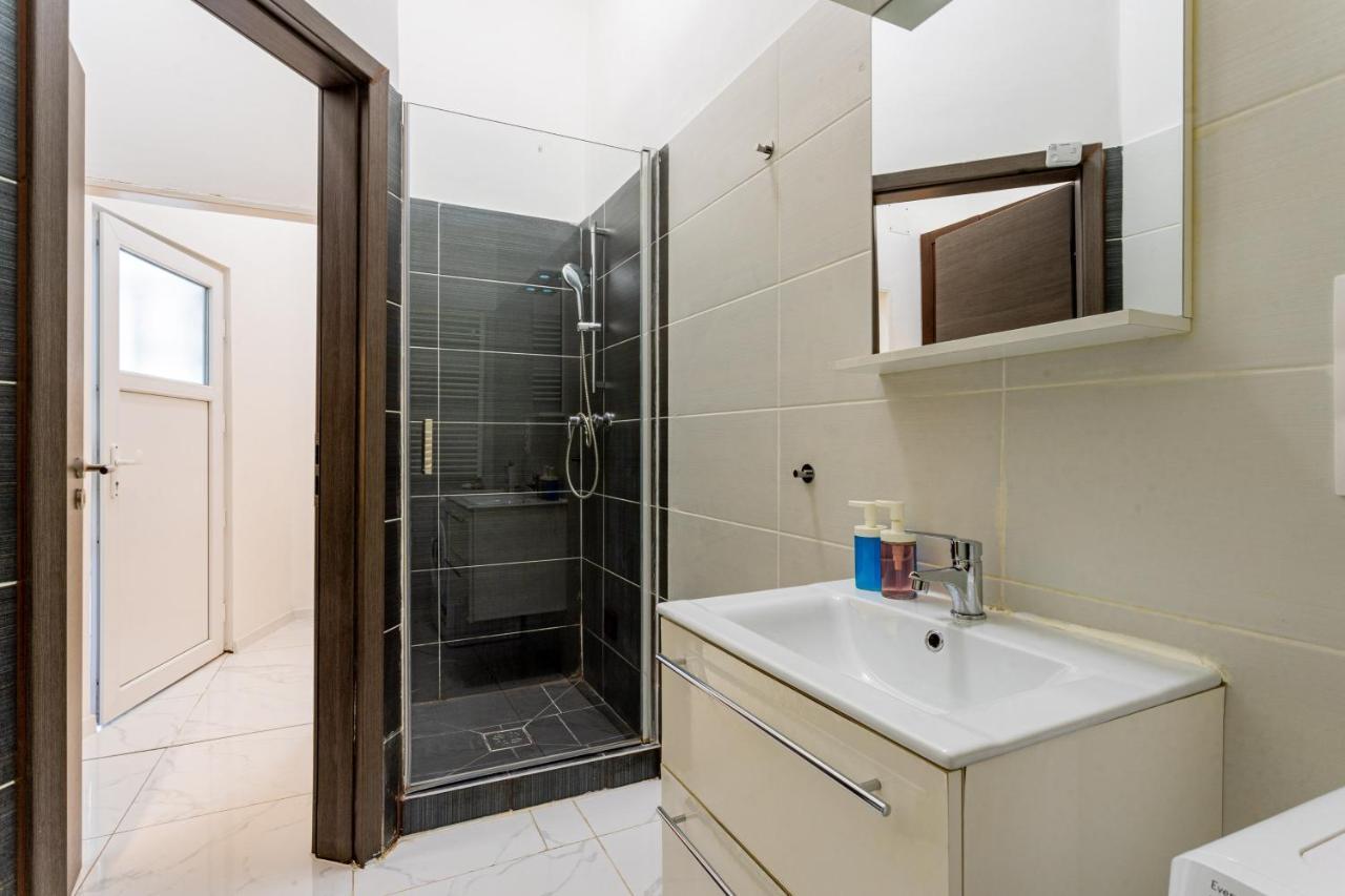 Modernized Condo At Kiraly 51 Budapest Exterior foto